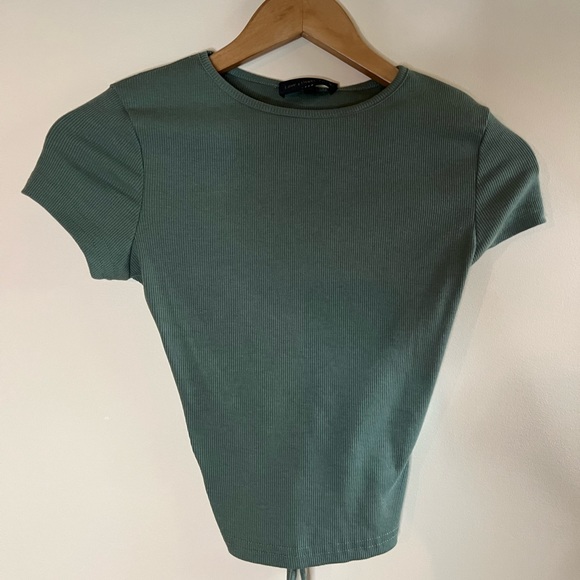 Green going out top with fun tie string back, cropped. - Picture 2 of 3
